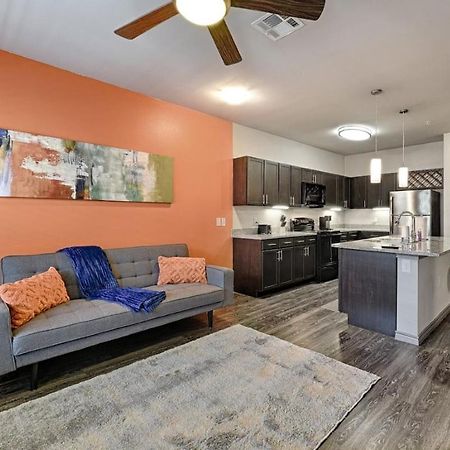 Couples Downtown Getaway, Medical District Apartment Fort Worth Bagian luar foto