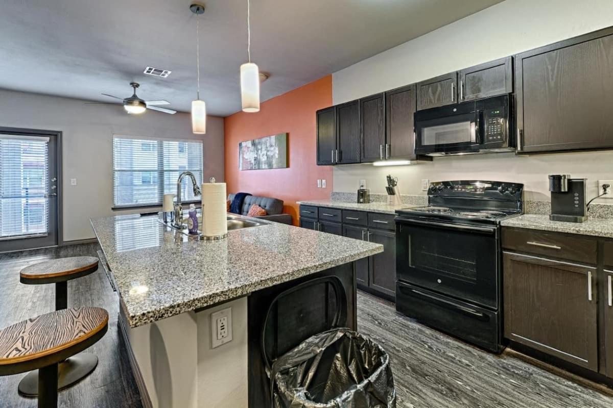 Couples Downtown Getaway, Medical District Apartment Fort Worth Bagian luar foto