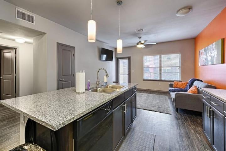 Couples Downtown Getaway, Medical District Apartment Fort Worth Bagian luar foto